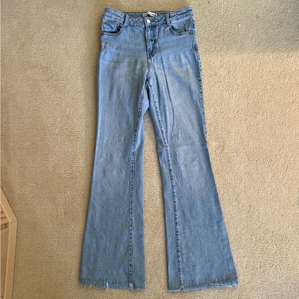 NWOT Zara Women’s Distressed Raw Hem Flare Jeans. Size 6.